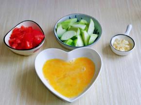 鹅蛋磕碗里，加入料酒去腥，再用筷子打散，准备工作完成。