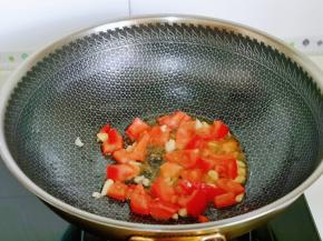 起油锅，加入蒜末炒香，再加入切好的番茄翻炒。