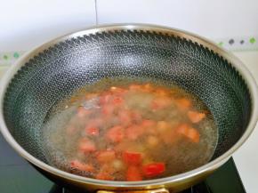 加入适量的纯净水，加入生抽大火烧开。