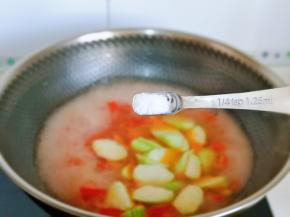 按个人口味加入盐，将丝瓜煮熟。