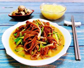 搭配一碗小米粥和鹌鹑蛋好吃到爆