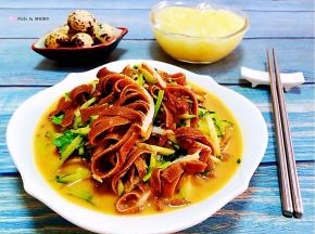 搭配一碗小米粥和鹌鹑蛋好吃到爆