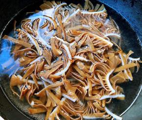 牛百叶切丝放入开水中焯水去除油脂和杂质