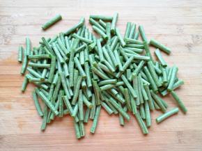 豇豆掐去两头切成段。