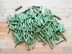 豇豆掐去两头切成段。