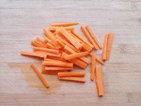 胡萝卜洗干净切成条。