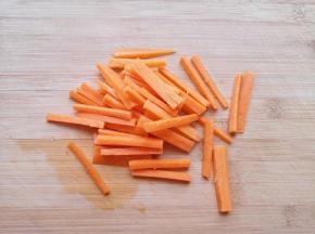胡萝卜洗干净切成条。