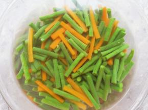 将豇豆和胡萝卜捞出过凉水。