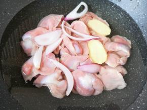 洗好的鸡胗凉水入锅，加入姜片、洋葱、盐和料酒。