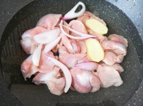 洗好的鸡胗凉水入锅，加入姜片、洋葱、盐和料酒。
