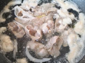 大火烧开撇去浮沫，转中火煮15分钟。