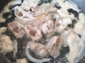 大火烧开撇去浮沫，转中火煮15分钟。