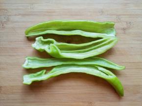 青辣椒去籽洗干净。