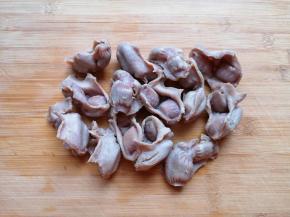 煮好的鸡胗用凉水冲洗干净。