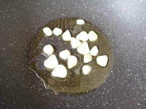 炒锅内倒适量的食用油烧热，下入蒜片炒香。