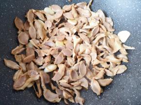 加入酱油翻炒均匀。