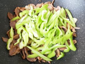 下入青辣椒。