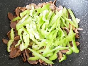 下入青辣椒。