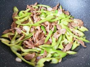 翻炒至辣椒断生。
