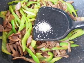 放鸡精增加口感，翻炒均匀关火出锅。