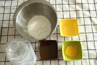 准备好材料。我直接用的预拌粉。裱花袋装好裱花嘴备用