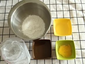 准备好材料。我直接用的预拌粉。裱花袋装好裱花嘴备用