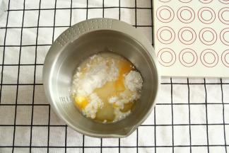 将玉米油、全蛋液、清水、麻薯粉倒入干净盆中。