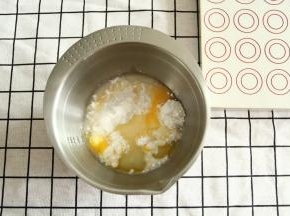 将玉米油、全蛋液、清水、麻薯粉倒入干净盆中。