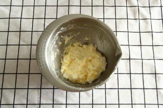 用刮刀初步翻拌均匀。