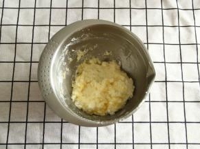 用刮刀初步翻拌均匀。