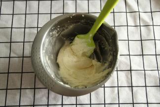 然后用电动打蛋器高速搅打40秒，打到如图无颗粒、细腻均匀的乳膏状态。