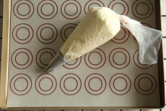 装入裱花袋中，袋口拧紧。金盘中放好油纸或者硅胶垫。烤箱预热上下160度。