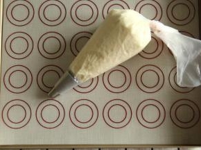 装入裱花袋中，袋口拧紧。金盘中放好油纸或者硅胶垫。烤箱预热上下160度。