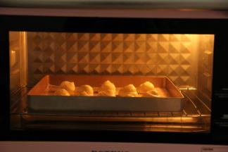 放入预热好的烤箱中层偏下，转145度，烤45分钟。