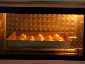 放入预热好的烤箱中层偏下，转145度，烤45分钟。