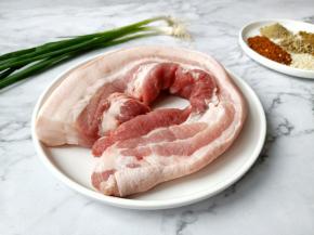 准备肥瘦相间的五花肉一份。