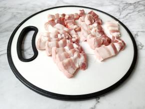 五花肉切成图片中的厚薄就可以。