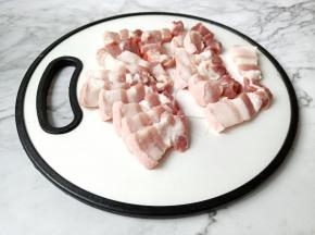 五花肉切成图片中的厚薄就可以。