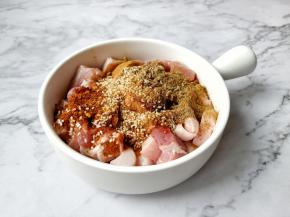 倒入准备好的香料。