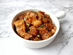 带上一次性手套把五花肉跟调味料抓均匀腌制30分钟。