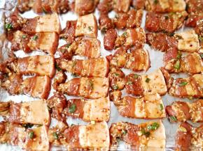 烤盘铺上一张锡纸，把五花肉一片片码到烤盘上。