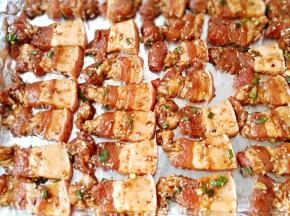 烤盘铺上一张锡纸，把五花肉一片片码到烤盘上。