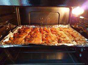 烤箱190度提起预热10分钟【看发热管变黑就说明预热好了】烤盘放中层190度烤20分钟【我用的是海氏C40新款烤箱，烤美食上色均匀】