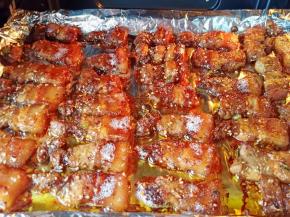 刚烤好的五花肉滋滋响，油水都出来了。