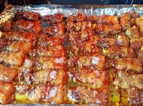 刚烤好的五花肉滋滋响，油水都出来了。