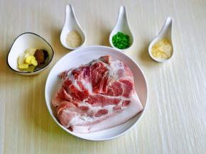 准备食材，葱姜蒜去皮切好。