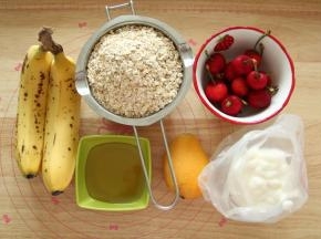 准备好食材。香蕉最好选这种斑点蕉，软糯好操作！燕麦是即食燕麦。水果可以选当季的，芒果、蓝莓、樱桃之类都可以（选自己喜欢的就好）。