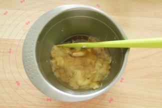 将香蕉去皮，切片放入干净盆中。压成泥（其实不切片也可以，能压成泥就行）。倒入蜂蜜。