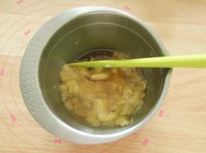 将香蕉去皮，切片放入干净盆中。压成泥（其实不切片也可以，能压成泥就行）。倒入蜂蜜。