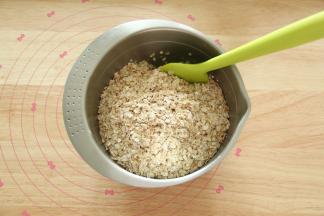 加蜂蜜后略微翻拌均匀。然后倒入所有的即食燕麦片